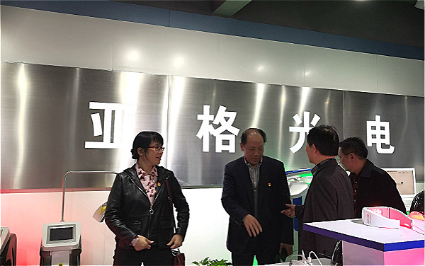 江漢大學(xué)校領(lǐng)導(dǎo)一行蒞臨亞格光電 參觀指導(dǎo)